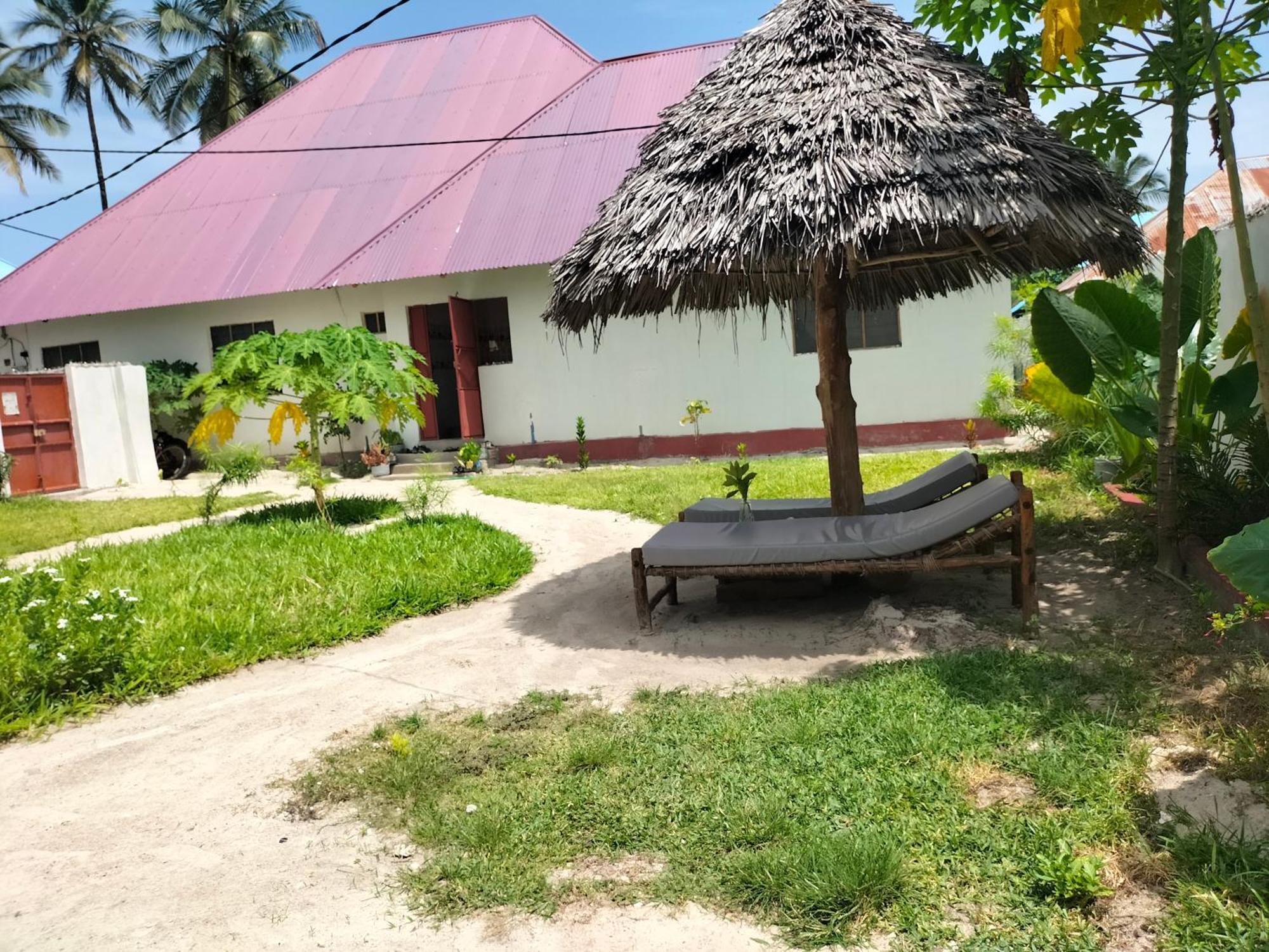 Mambo Leo Hostel Паже Екстериор снимка