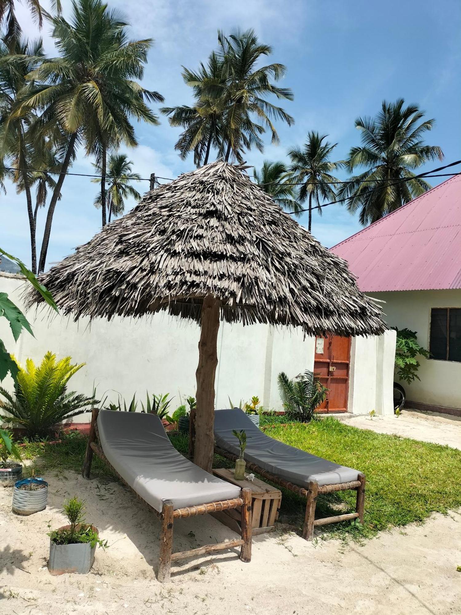 Mambo Leo Hostel Паже Екстериор снимка